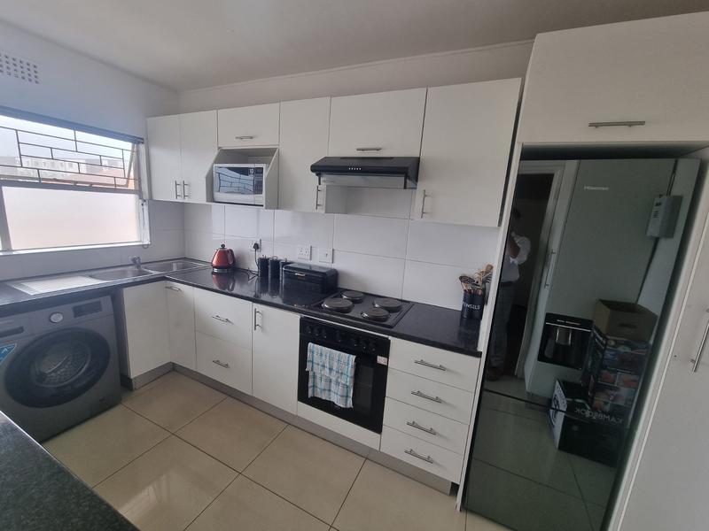 2 Bedroom Property for Sale in Goodwood Central Western Cape